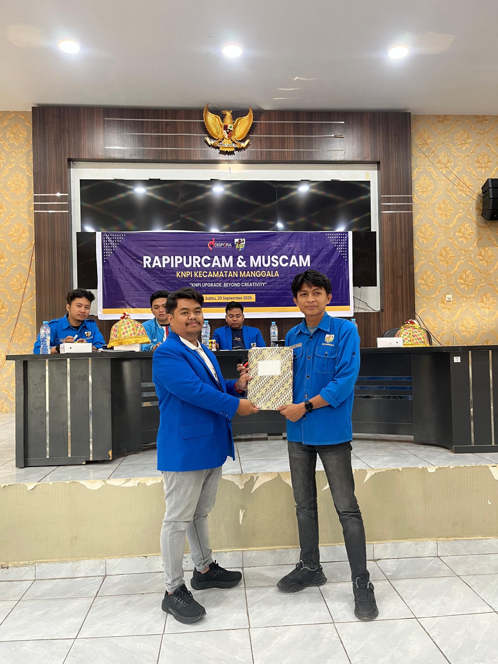 Penyerahan berkas hasil Muscam knpi manggala ke-VI kepada formatur terpilih